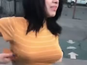 拉丁女人脫光衣服站在街頭